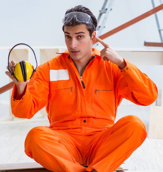 Рабочий демонстрирует настойчивость ношения шумоподавляющего заголовка