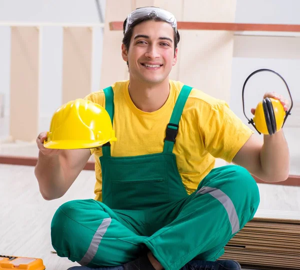 Carpintero con sombrero amarillo en taller de contratista — Foto de Stock