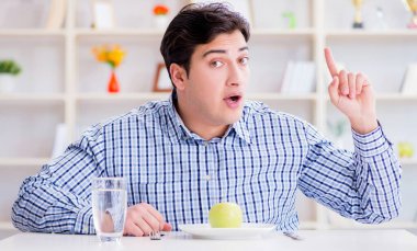 Kilo vermek için özel diyet programındaki adam