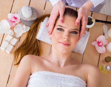 Salondaki spa prosedürü sırasında genç bir kadın.