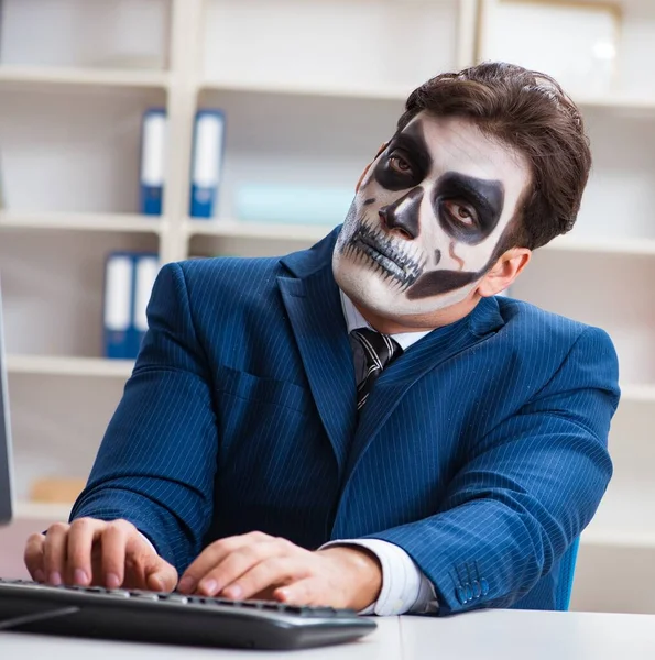 Zakenn met eng gezichtsmasker werken in kantoor — Stockfoto