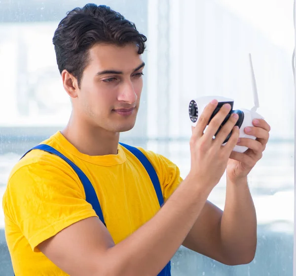 Contractor installing surveillance CCTV cameras in office — Stock Photo, Image