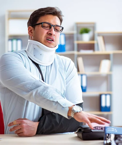 Geschäftsmann mit gebrochenem Arm im Büro — Stockfoto