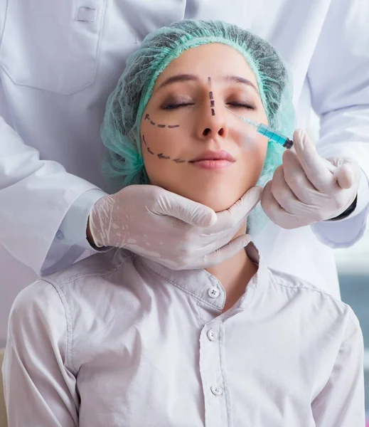 整形外科医生为女性面部手术做准备 — 图库照片