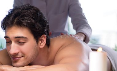 Kaplıca sırasında genç yakışıklı bir adam.
