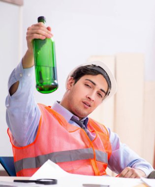 Atölyede çalışan sarhoş mühendis.