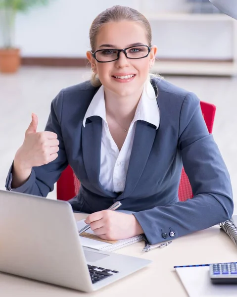 Empresaria trabajando en su escritorio en la oficina — Foto de Stock