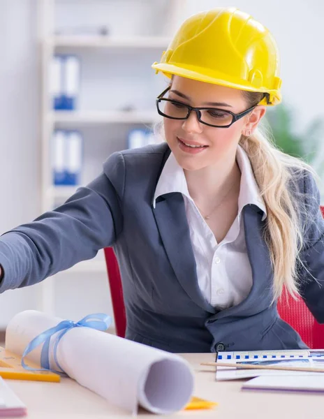 Mujer arquitecta trabajando en el proyecto — Foto de Stock