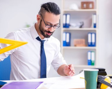 Stüdyosunda çalışan mimar yeni bir proje üzerinde çalışıyor.