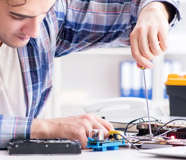 Professional repairman repairing computer in workshop — Stock Photo, Image
