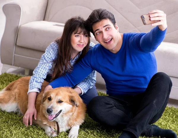 Familia feliz con perro golden retriever — Foto de Stock