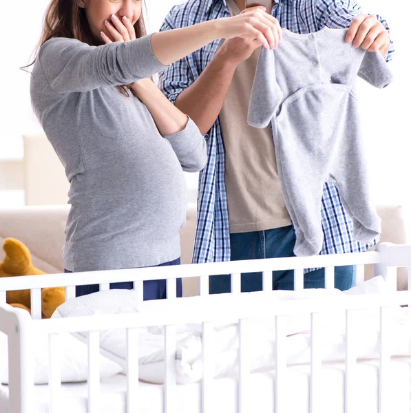 Les jeunes parents attendent leur premier bébé — Photo