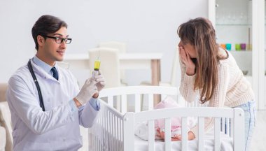 Doktor genç anneye açıklama yapıyor.