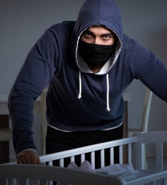 İnsan çocuk ticareti konseptinde bebek hırsızlığı