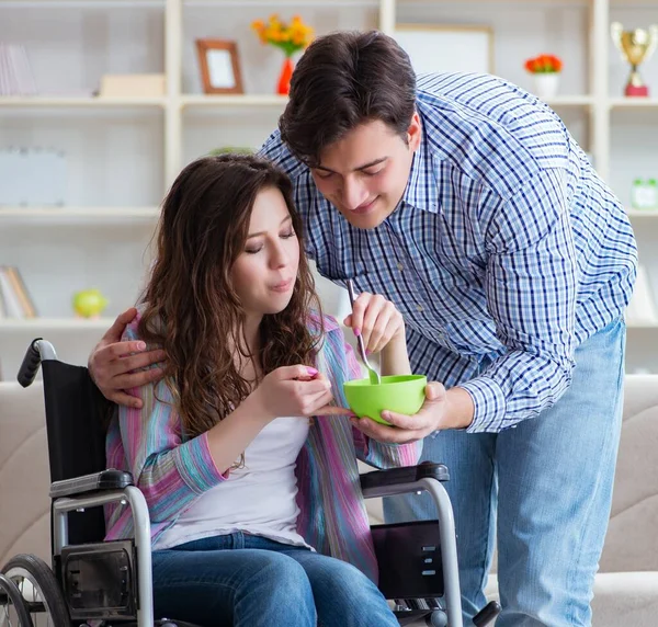 Jonge familie die voor elkaar zorgen — Stockfoto