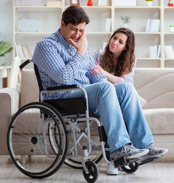 De wanhopige gehandicapte in een rolstoel — Stockfoto