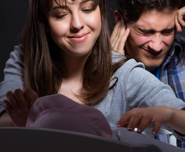 Genç ebeveynler geceleri yeni doğmuş bebekle uykusuz kalıyor.