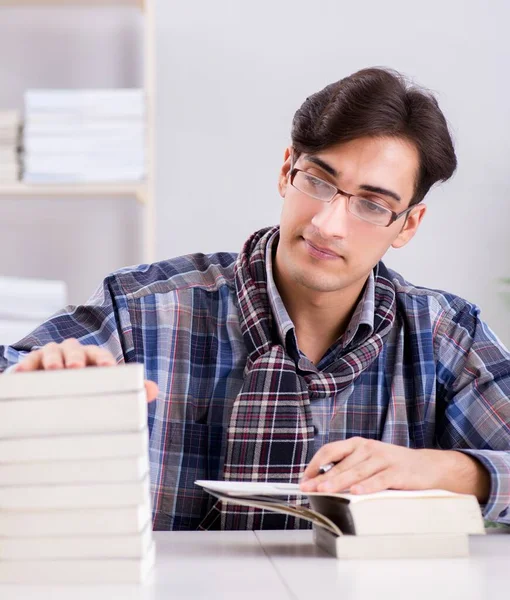 Escritor apresentando seus livros ao público — Fotografia de Stock