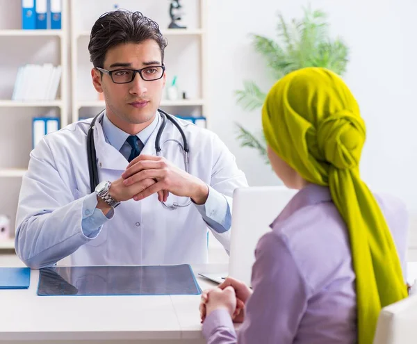 Le médecin parle à un patient cancéreux à l'hôpital — Photo