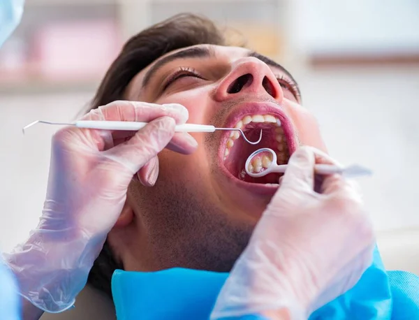 Człowiek pacjenta odwiedzanie dentysty na regularne sprawdzanie-w górze — Zdjęcie stockowe