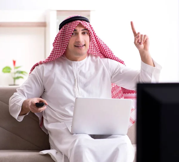 Araber vor dem Fernseher zu Hause — Stockfoto