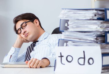 İş adamı yapılacaklar listesi üzerinde çalışıyor.