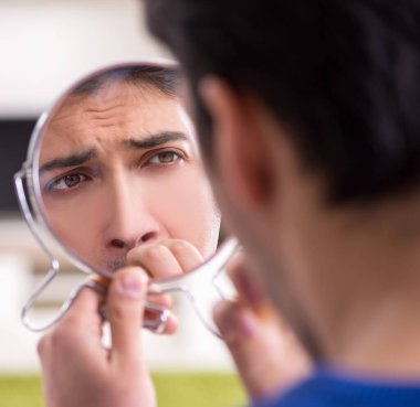 Adam derisindeki sivilceler yüzünden panikliyor.