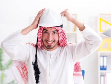 Arap mühendis yeni proje üzerinde çalışıyor