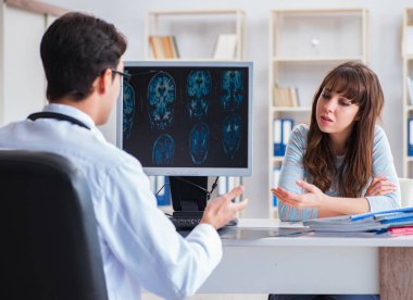 Röntgen için radyologu ziyaret eden genç kadın.