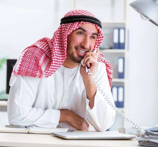 Uomo d'affari arabo che lavora in ufficio — Foto Stock