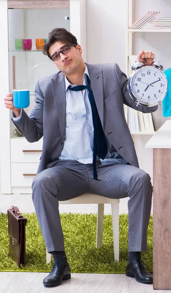 O empresário atrasado para o escritório devido a dormir demais após overni — Fotografia de Stock