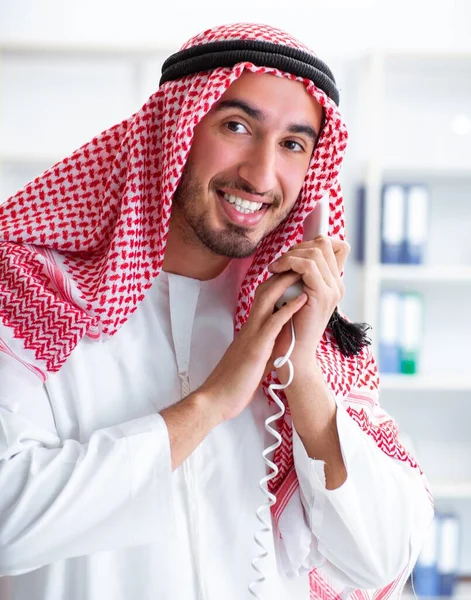 Empresario árabe trabajando en la oficina —  Fotos de Stock