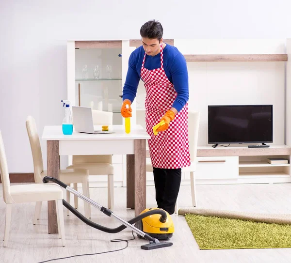 Dodavatel muž úklid domu dělá domácí práce — Stock fotografie