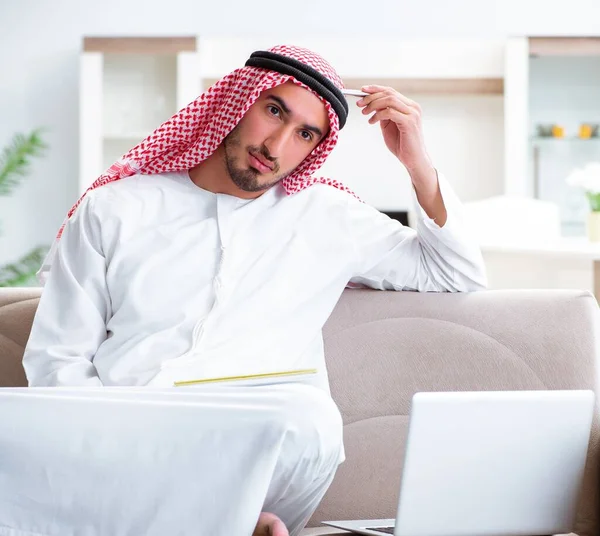 Uomo arabo che lavora a casa sul suo lavoro — Foto Stock