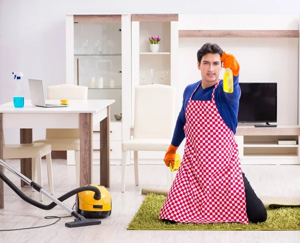 Imprenditore uomo pulizia casa facendo faccende — Foto Stock