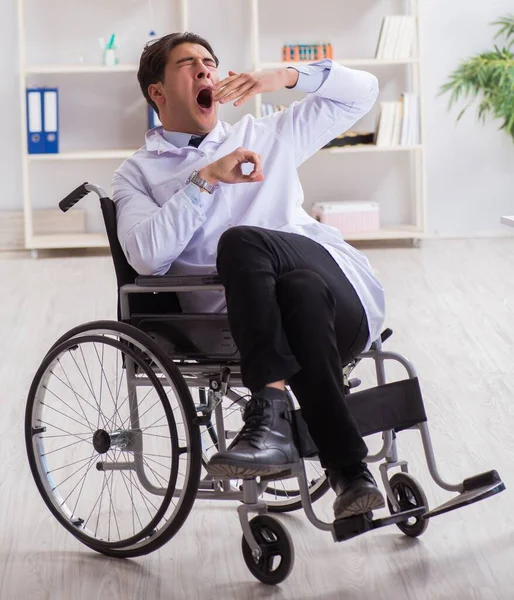 Врач отдыхает на инвалидной коляске в больнице после ночной смены — стоковое фото