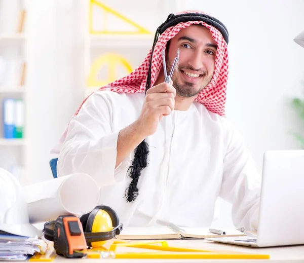 Арабский инженер работает над новым проектом — стоковое фото