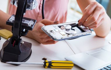 Atölyede cep telefonu tamiri