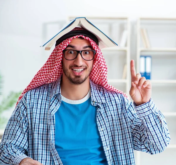 Studente arabo preparazione per gli esami universitari — Foto Stock