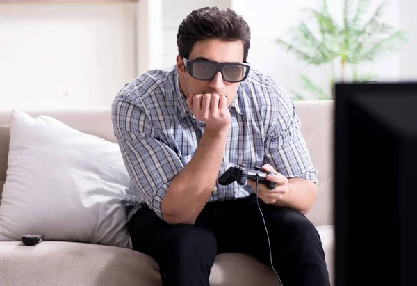 Hombre jugando juegos 3d en casa —  Fotos de Stock