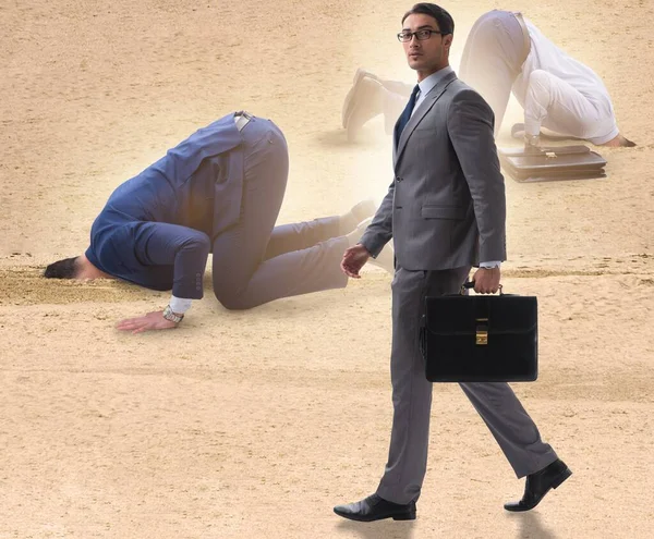 Empresario escondiendo su cabeza en la arena escapando de los problemas — Foto de Stock