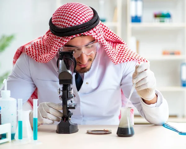 Arabische Chemikerin arbeitet im Laborbüro — Stockfoto