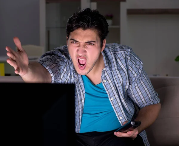 Joven viendo televisión tarde en la noche — Foto de Stock