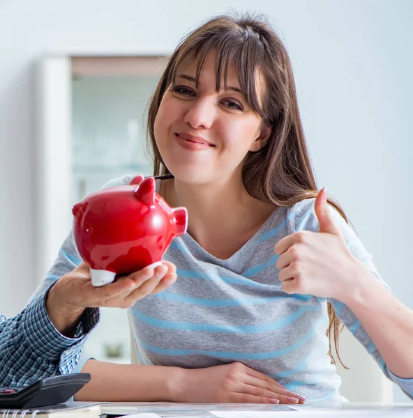 Junges Paar schaut auf Familienfinanzierungspapiere — Stockfoto