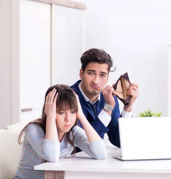 Bankrupt family with no cash at home — Stock Photo, Image