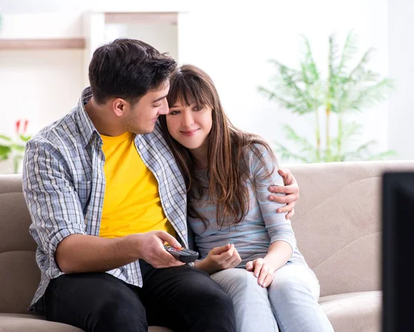 Evde çift televizyon seyredin.