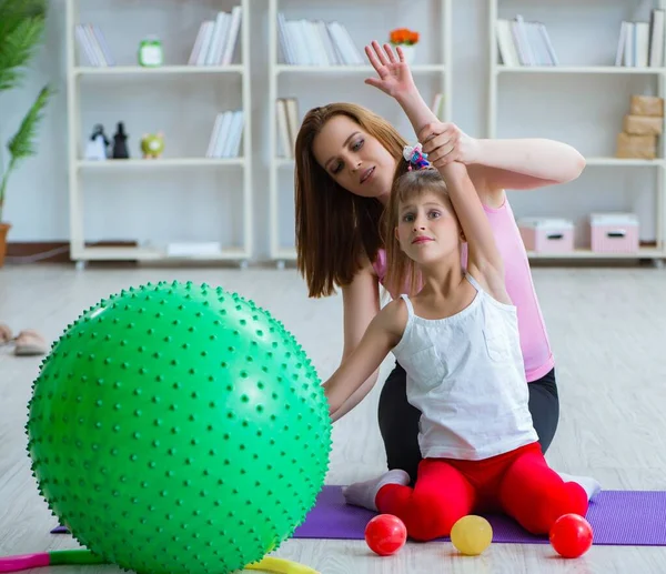 Ragazza e madre che si esercitano a casa — Foto Stock