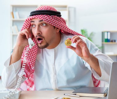 Kripto para madenciliğinde bitcoin kullanan Arap adam.