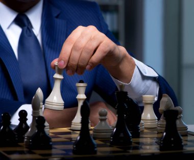 İş adamı strateji konseptinde satranç oynuyor