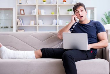 Kırık bacağı olan adam evde iyileşiyor.